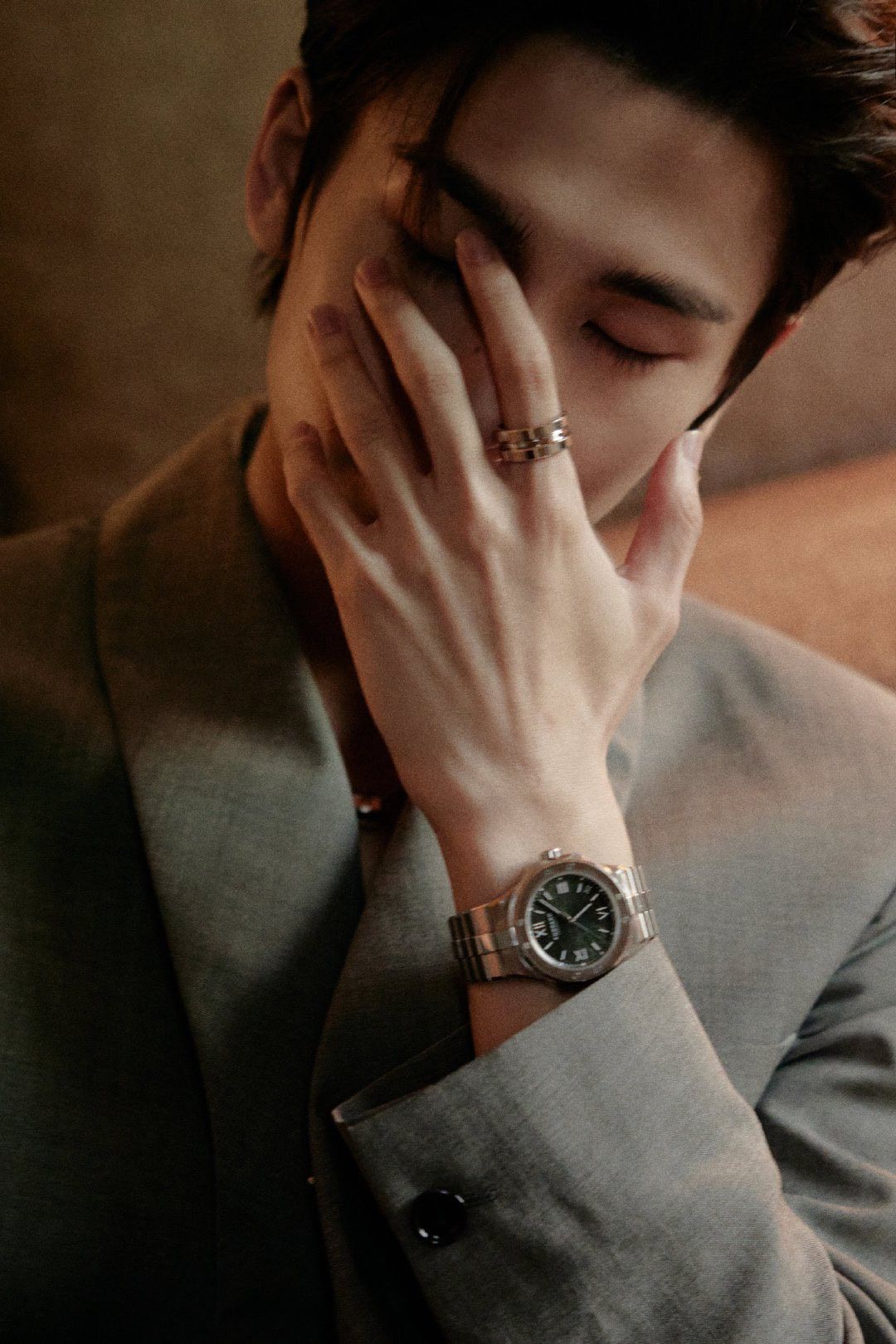 Phu quân ta ngày ngày quyến luyến chốn lầu xanh